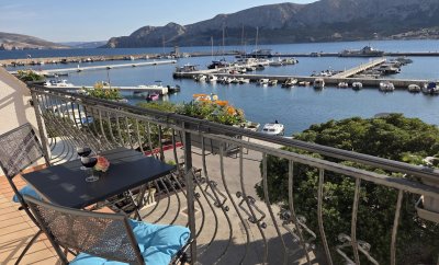 Borna – One-Bedroom Apartment with Sea-View Balcony on the Promenade in Baška