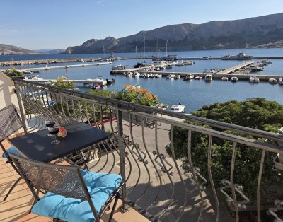 Borna – One-Bedroom Apartment with Sea-View Balcony on the Promenade in Baška