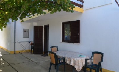 Drita 3 – One-Bedroom Apartment with Patio near Baška