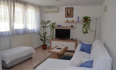 Kricin 14 – 2 – Two-Bedroom Ground Floor Apartment with Terrace near the Beach in Baška