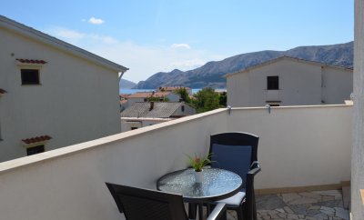 Sersic 5 – One-Bedroom Apartment with Balcony in Baška