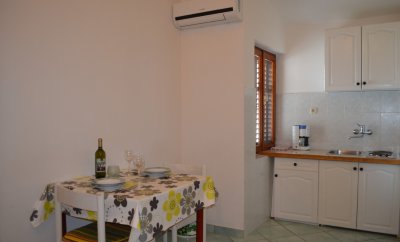 Sersic 6 – One-Bedroom Apartment with Balcony in Baška