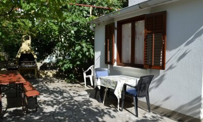 Sersic 3 – Studio Apartment with Private Patio in Baška