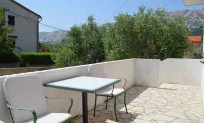 Ana 2 – One-Bedroom Apartment with Terrace in Baška
