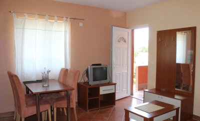 Isabela 1 / 2 / 3 – Two-Bedroom Apartment with Terrace near Baška