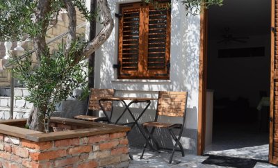 Lora 1 – One-Bedroom Apartment with Terrace by the Seafront in Baška