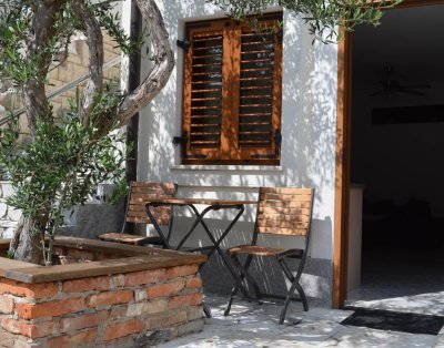 Lora 1 – One-Bedroom Apartment with Terrace by the Seafront in Baška