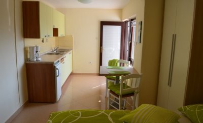 Mihalić 4 – Studio Apartment with Patio in Baška