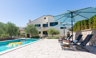 Garden 2 / 3 – One-Bedroom Apartment with Terrace near Baška