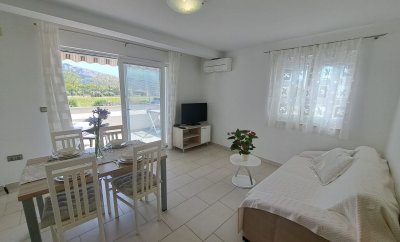 Fran 3 – Two-Bedroom Apartment with Terrace in Baška
