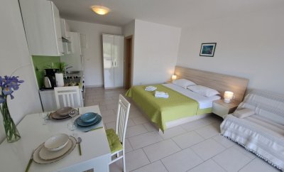Fran 2 – Studio Apartment with Terrace in Baška