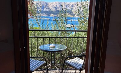 Lora 2 – One-Bedroom Apartment with Balcony by the Seafront in Baška