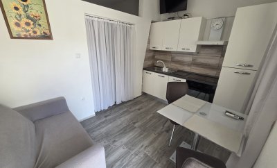Nensi 4 – Studio Apartment with Patio in Baška