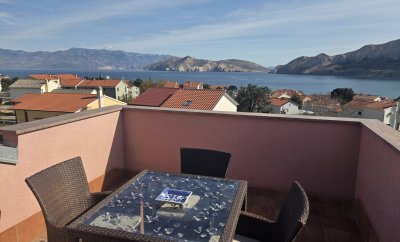 Nensi 5 – Three-Bedroom Apartment with Sea-View Balcony in Baška
