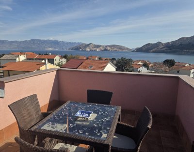 Nensi 5 – Three-Bedroom Apartment with Sea-View Balcony in Baška