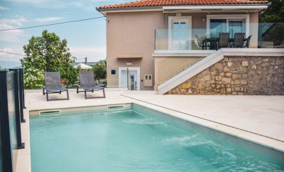 Petra 2 – Modern Two-Bedroom Apartment with Pool and Terrace in Risika