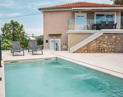 Petra 2 – Modern Two-Bedroom Apartment with Pool and Terrace in Risika